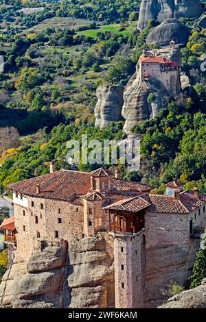 Monasteri di Meteora, monastero di Roussanou (di fronte), monastero di Anapafsa (di dietro), Trikala, Tessaglia, Grecia. Foto Stock