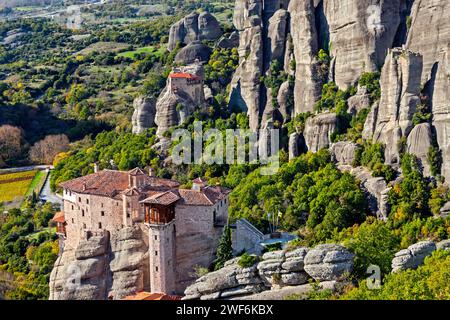 Monasteri di Meteora, monastero di Roussanou (di fronte), monastero di Anapafsa (di dietro), Trikala, Tessaglia, Grecia. Foto Stock