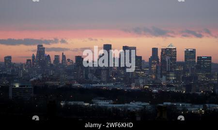 Foto del file datata 21/01/21 di Canary Wharf e dello skyline della City di Londra al tramonto visto da Shooters Hill, Londra. Londra ha guidato un rimbalzo nella domanda di nuovi acquirenti di case nelle prime settimane del 2024 - indicando che la marea potrebbe cambiare per il mercato immobiliare nella capitale, secondo un sito web immobiliare. Il rimbalzo a Londra è uniforme attraverso il centro città, l'area esterna suburbana e le aree pendolari centrali intorno alla capitale, Zoopla Said. Data di emissione: Lunedì 29 gennaio 2024. Foto Stock