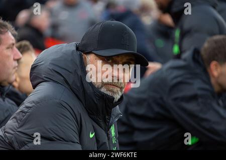 Liverpool. 29 gennaio 2024. L'allenatore del Liverpool Jurgen Klopp è visto in panchina prima della partita di fa Cup del quarto turno tra Liverpool FC e Norwich City FC a Liverpool, in Gran Bretagna, il 28 gennaio 2024. Crediti: Xinhua/Alamy Live News Foto Stock