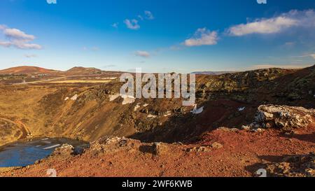 Il lago Kerid è completamente freddo in una fredda giornata di marzo in islanda Foto Stock