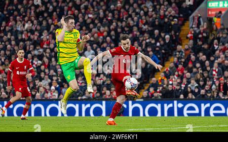 Liverpool. 29 gennaio 2024. Il Liverpool Diogo Jota (R) tira in porta durante il quarto turno di fa Cup tra Liverpool FC e Norwich City FC a Liverpool, Gran Bretagna, 28 gennaio 2024. Crediti: Xinhua/Alamy Live News Foto Stock