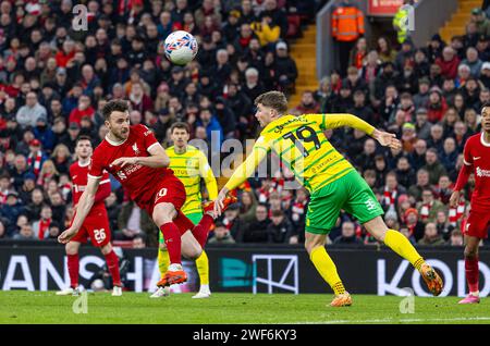 Liverpool. 29 gennaio 2024. Il Liverpool Diogo Jota (L, fronte) si dirige verso il gol durante il quarto turno di fa Cup tra Liverpool FC e Norwich City FC a Liverpool, Gran Bretagna, 28 gennaio 2024. Crediti: Xinhua/Alamy Live News Foto Stock