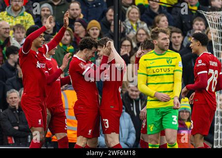 Liverpool. 29 gennaio 2024. Il Liverpool Curtis Jones (Center, L) festeggia dopo aver segnato il gol di apertura con il suo compagno di squadra James McConnell (Center, R) durante la partita di calcio del quarto turno di fa Cup tra Liverpool FC e Norwich City FC a Liverpool, Gran Bretagna, 28 gennaio 2024. Crediti: Xinhua/Alamy Live News Foto Stock