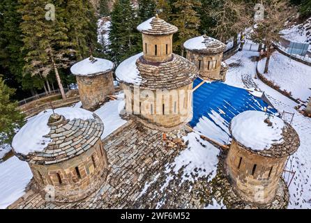 La chiesa della Santa Croce famosa per le sue 13 cupole, da qualche parte tra i villaggi di Krania e Doliana, Aspropotamos regione, Trikala, Tessaglia, Grecia. Foto Stock