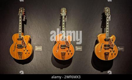 Londra, Regno Unito. 18 gennaio 2024. Tre chitarre Gibson Super 400 CESN sono in mostra alla casa d'aste di Christie a Londra. Circa 120 chitarre appartenenti al cantante, musicista ed ex frontman dei dire Straits Mark Knopfler sono in mostra lì e saranno messe all'asta il 31 gennaio 2024. (A dpa-KORR "Money for Nothing": Mark Knopfler's Guitars Under the Hammer) credito: Philip Dethlefs/dpa - ATTENZIONE: Solo per uso editoriale in relazione alla segnalazione dell'asta e solo con menzione completa del credito di cui sopra/dpa/Alamy Live News Foto Stock