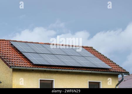 Parte della transizione energetica , sistema solare sul tetto Foto Stock