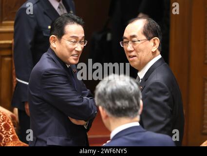 Tokyo, Giappone. 29 gennaio 2024. Il primo ministro giapponese Fumio Kishida (L) e il ministro degli interni Takeaki Matsumoto (R) partono alla sessione del comitato di bilancio della camera bassa alla dieta nazionale di Tokyo lunedì 29 gennaio 2024. (Foto di Yoshio Tsunoda/AFLO) credito: Aflo Co. Ltd./Alamy Live News Foto Stock