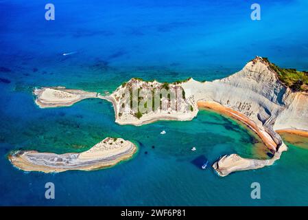 Vista aerea di Capo Drastis vicino al villaggio di Peroulades, all'angolo nord-occidentale dell'isola di Corfù, Mar Ionio, Grecia. Foto Stock