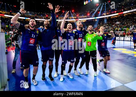 Colonia, Germania. 28 gennaio 2024. Pallamano: Campionato europeo, Francia - Danimarca, round finale, round finale, finale, Lanxess Arena. Il francese Nicolas Tournat (l-r), il francese Timothey N'Guessan, il francese Karl Olivier Konan, il francese Kentin Mahe, il francese Luka Karabatic, il portiere francese Remi Desbonnet e il francese Yanis Lenne celebrano la vittoria dopo la partita. Credito: Tom Weller/dpa/Alamy Live News Foto Stock