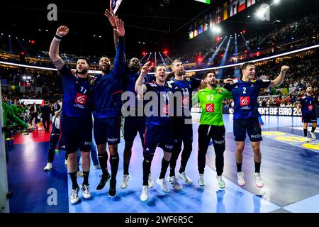 Colonia, Germania. 28 gennaio 2024. Pallamano: Campionato europeo, Francia - Danimarca, round finale, round finale, finale, Lanxess Arena. Il francese Nicolas Tournat (l-r), il francese Timothey N'Guessan, il francese Karl Olivier Konan, il francese Kentin Mahe, il francese Luka Karabatic, il portiere francese Remi Desbonnet e il francese Yanis Lenne celebrano la vittoria dopo la partita. Credito: Tom Weller/dpa/Alamy Live News Foto Stock