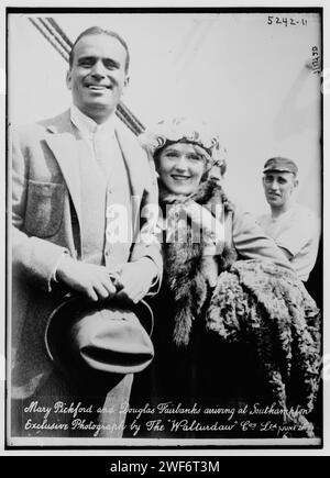 Mary Pickford e Douglas Fairbanks arrivano a Southampton - pubblicato da Bain News Service. Foto di 'Walturdaw' - 1920 Foto Stock