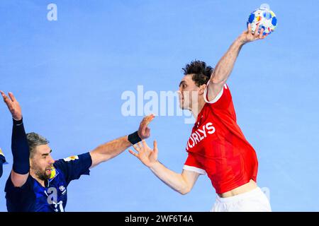 Colonia, Germania. 28 gennaio 2024. Pallamano: Campionato europeo, Francia - Danimarca, round finale, round finale, finale, Lanxess Arena. La Danimarca Niclas Kirkelökke (r) in azione contro la francese Luka Karabatic (l). Credito: Tom Weller/dpa/Alamy Live News Foto Stock