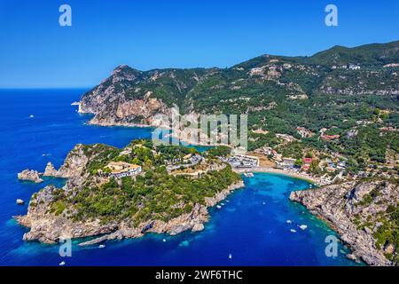 Vista aerea del monastero di Palaiokastritsa, della città di Palaiokastritsa, una delle località turistiche più famose dell'isola di Corfù, del mar Ionio e della Grecia. Foto Stock