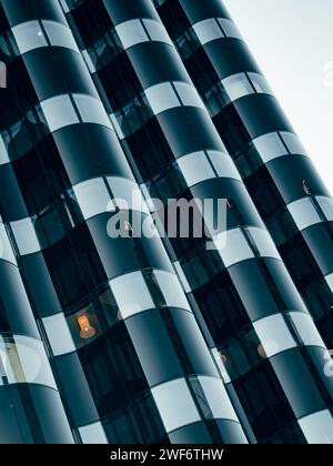 Questa foto cattura un primo piano dettagliato di un grattacielo moderno e torreggiante nella vivace zona del centro di Gothenburg Foto Stock