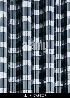 Questa foto cattura un primo piano dettagliato di un grattacielo moderno e torreggiante nella vivace zona del centro di Gothenburg Foto Stock