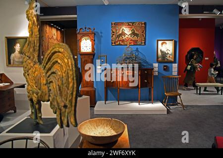 New York, USA. 28 gennaio 2024. La gente visita il 70° Winter Show al Park Avenue Armory a New York, negli Stati Uniti, 28 gennaio 2024. Il Winter Show, una fiera d'arte, di antiquariato e di design leader negli Stati Uniti, tenutasi qui dal 19 gennaio al 28 gennaio, ha presentato oltre 70 espositori specializzati in arti figurative e decorative provenienti da tutto il mondo. Crediti: Li Rui/Xinhua/Alamy Live News Foto Stock