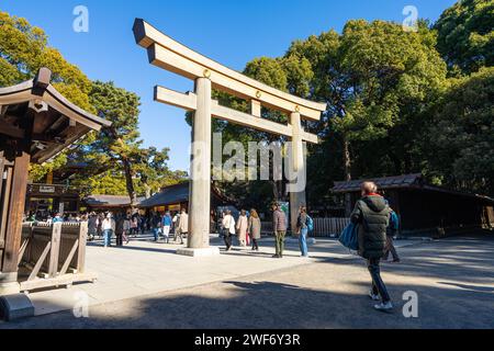 Tokyo, Giappone. 8 gennaio 2024. Vista della porta Torii all'entrata del parco del Tempio Meiji Shinto nel centro della città Foto Stock