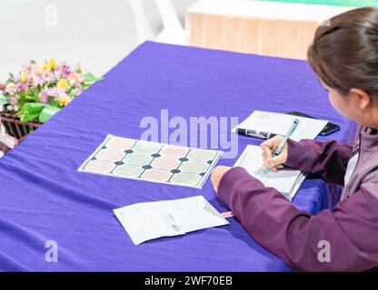L'optometrista o l'ottico sono sottoposti a test di cecità colorata per il concetto di paziente, visione e oculistica Foto Stock