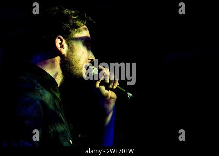 Nick Mallins, cantante degli ammutinati che suonano dal vivo alla Kraak Gallery di Manchester il 7 marzo 2014 Foto Stock