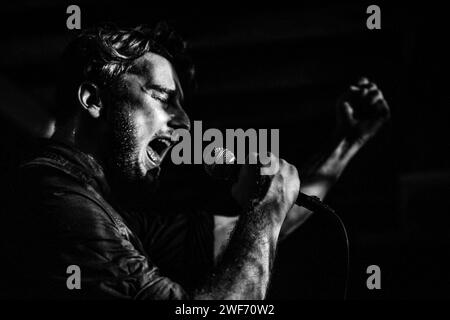 Nick Mallins, cantante degli ammutinati che suonano dal vivo alla Kraak Gallery di Manchester il 7 marzo 2014 Foto Stock