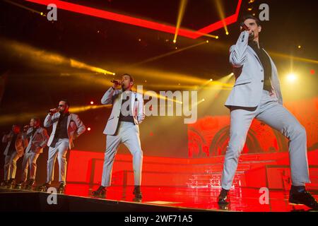 AJ, Brian, Nick, Kevin e Howie cantano e ballano al tour dei Backstreet Boys "in a World Like This" alla Phones4U Arena di Manchester nell'aprile 2014 Foto Stock