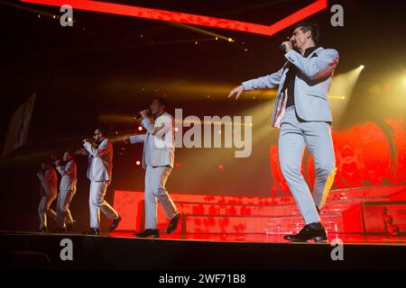 AJ, Brian, Nick, Kevin e Howie cantano e ballano al tour dei Backstreet Boys "in a World Like This" alla Phones4U Arena di Manchester nell'aprile 2014 Foto Stock