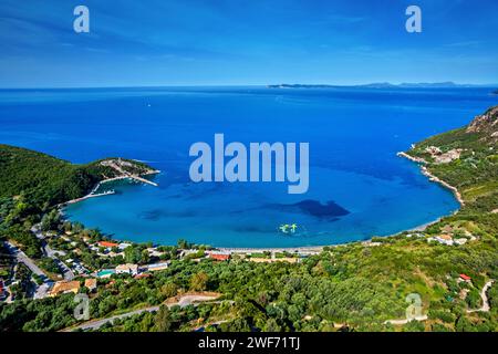 Vista panoramica della spiaggia di Arillas, vicino al villaggio di Perdika, Thesprotia, Epiro, Grecia. Foto Stock