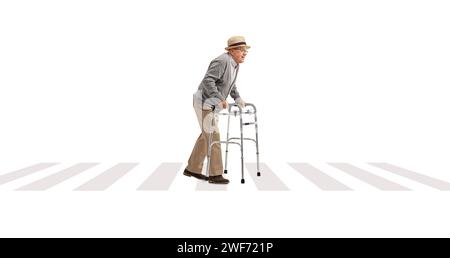 Foto del profilo completo di un uomo anziano che attraversa una strada con un camminatore isolato su sfondo bianco Foto Stock