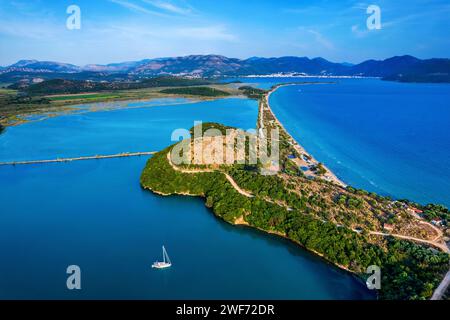 Baia di Valtos, spiaggia di Drepano e città di Igoumenitsa sullo sfondo. Thesprotia, Epiro, Grecia. Foto Stock