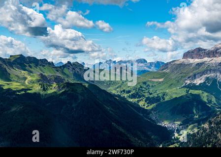 La parte più alta della Val Cordevolle con il paese di Arabba, il passo Pordoi, il gruppo del Padon e il gruppo del Langkofel sullo sfondo del Sieg Foto Stock
