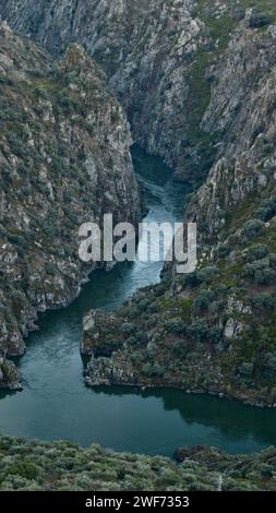 Una vista aerea del fiume Douro che scorre attraverso pittoresche scogliere in Portogallo. Foto Stock