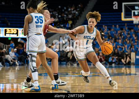 La guardia degli UCLA Bruins Kiki Rice (1) guida durante una partita di basket femminile NCAA contro i Washington State Cougars, domenica 28 gennaio 2024, a Pauley Foto Stock