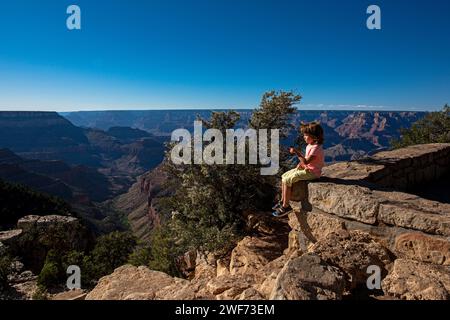 Ragazzo sul Grand Canyon. I bambini si divertono in montagna nel Parco Nazionale. Foto Stock