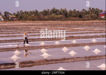 Un lavoratore che lavora nei campi di sale. Fish Island, Kampot Province, Cambogia. Crediti: Kraig Lieb Foto Stock