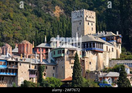 Castello arroccato sulla cima della città di montagna Foto Stock