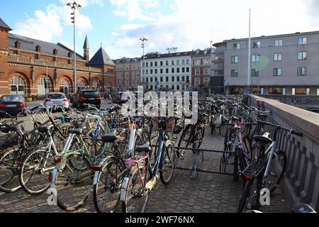 Copenaghen, Danimarca - 17 agosto 2023: Stazione centrale di Copenaghen, la più grande stazione ferroviaria della Danimarca. All'esterno dell'edificio storico. Parcheggio per biciclette Foto Stock