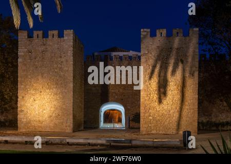 Porta de Sao Goncalo, fortificazione notturna a Lagos, Algarve, Portogallo. Foto Stock