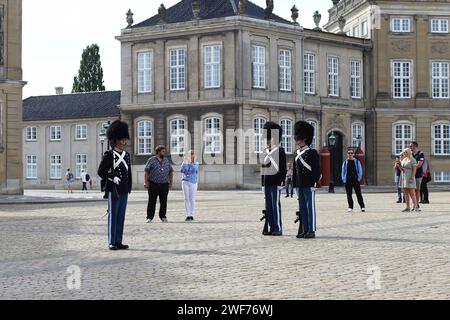 Copenaghen, Danimarca - 17 agosto 2023: Guardie reali ad Amalienborg, palazzo, residenza a Copenaghen della regina di Danimarca. Cerimonia del cambiamento Foto Stock