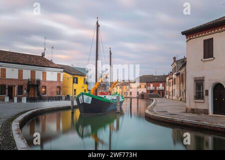 Comacchio, città in stile veneziano con i suoi canali e ponti in provincia di Ferrara, Emilia-Romagna, Italia. Foto Stock