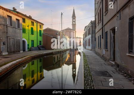 Comacchio, città in stile veneziano con i suoi canali e ponti in provincia di Ferrara, Emilia-Romagna, Italia. Foto Stock