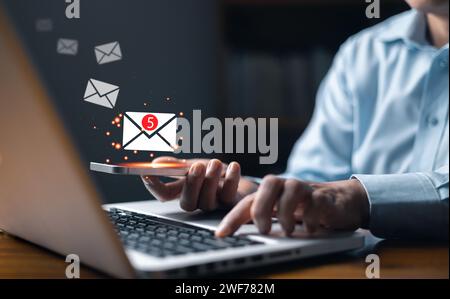 Nuovo concetto di notifica e-mail per comunicazioni e-mail aziendali e marketing digitale. Concetto di email marketing, persona che legge e-mail su smartphone, Foto Stock
