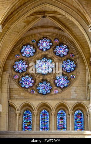 Cattedrale di Laon, Notre-Dame, rosone in vetro colorato, chiesa cattolica romana situata a Laon, Aisne, Hauts-de-France, Francia. Costruito nel dodicesimo e. Foto Stock