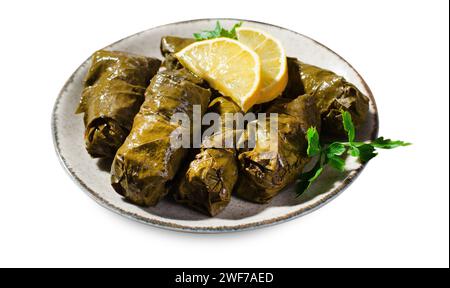 Dolma, foglie d'uva ripiene su sfondo bianco isolato Foto Stock