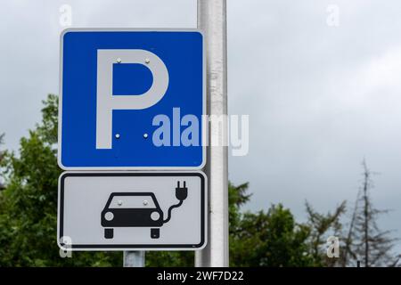 Elektro Ladesäule auf einem Großparkplatz für PKW *** stazione di ricarica elettrica in un ampio parcheggio per auto Foto Stock