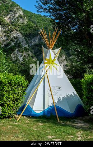 Tepee. Cambio di scenario. Camping ** Costa Azzurra & Merveilles, Breil-sur-Roya, Alpi Marittime, Francia Foto Stock