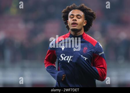 Joshua Zirkzee del Bologna FC guarda la partita di serie A 2023/24 tra l'AC Milan e il Bologna FC allo Stadio San Siro, Milano, Italia, il 27 gennaio 2024 Foto Stock