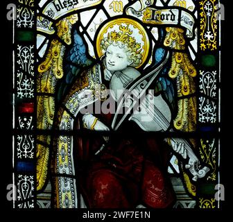 Angel Musician in vetro colorato, St. Mary's Church, Barby, Northamptonshire, Inghilterra, Regno Unito Foto Stock