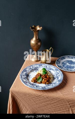 arrostire il manzo su un piatto con contorno di riso Foto Stock