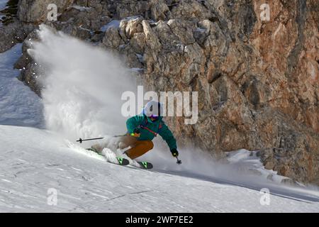 Sci freeride alle pale di San Martino all'alba. Foto Stock